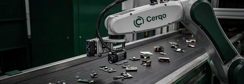 Cerqo robotarm sorterar kretskort på transportband